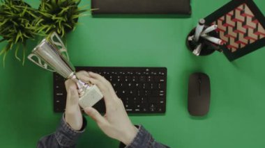 Yukarıdan aşağı atış adam onun trophey tutan ve başparmak kamera için gösterilen