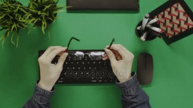 Yukarıdan aşağı onun gözlük yeşil tablo tarafından çalışmaya başlamadan önce koyarak adam vurdu