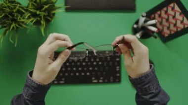 Yukarıdan aşağıya gözlüklerini çalışmaya başlamadan önce koyarak adam vurdu