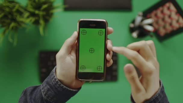 Kopfschuss von Mann mit Smartphone mit grünem Bildschirm — Stockvideo