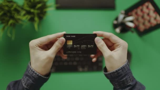 POV shot de l'homme regardant sur sa carte de crédit et montrant pouces à la caméra — Video