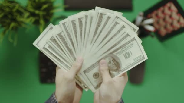 Tiro de cima para baixo de homem jogando seu dinheiro na mesa — Vídeo de Stock