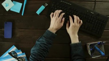 Does değil iş üstünde Pc, ama belgili tanımlık düğme bir klavye yazarak adam.