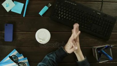 Kahve içtikten sonra adam klavyede yazmaya başladı.