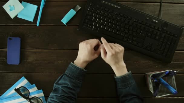 Seorang pria mengetik di keyboard pada komputer menggunakan satu jari . — Stok Video