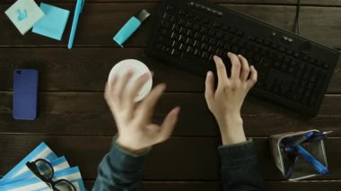 Kahve içme ve tipik bir klavye üzerinde aynı anda.