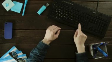 Adam Pc klavyede yazmak için gidiyor, ama düğmesi çalışmıyor.