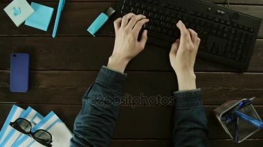 Bir adam bir bilgisayar klavyesinde, masanın üstüne türleri ve düşünüyor.