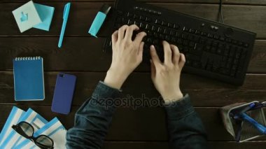 Adam çok hızlı bir şekilde üstünde belgili tanımlık klavye, masanın üstüne türleri..