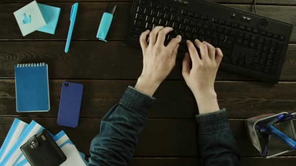 Um homem digita em um teclado de computador na mesa . — Vídeo de Stock