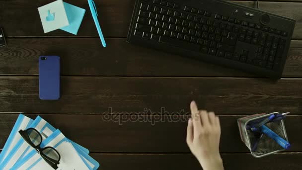 Un hombre escribe en un teclado de computadora en su escritorio . — Vídeos de Stock