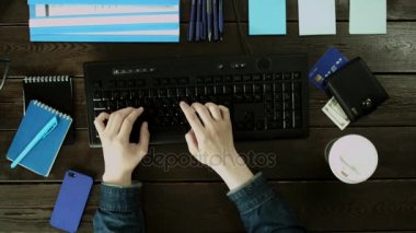 Bir adam bir bilgisayar klavyesinde, masanın üstüne türleri ve düşünüyor.