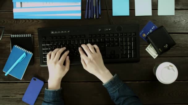 A man flexing his hands and typing on the keyboard on the computer. — Stock Video