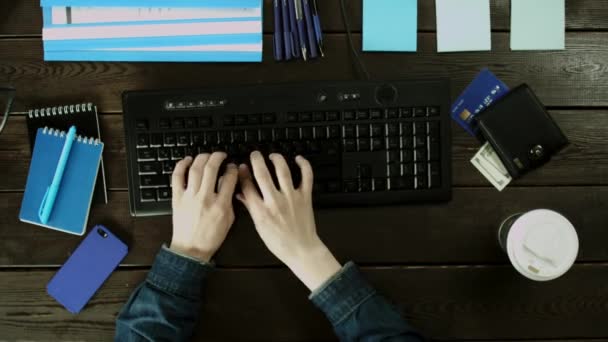 L'uomo molto rapidamente digita sulla tastiera sulla sua scrivania . — Video Stock