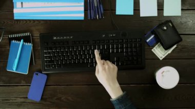 Bir adam türleri, bilgisayar klavyesindeki masasının üzerindeki.