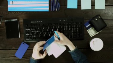 Adam defter bilgisayar bilgileri yeniden yazar..