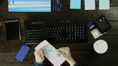 Adam--dan bilgisayar dizüstü bilgisayar içinde yeniden yazar bilgilerini denetler.