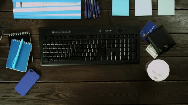 彼の机の上のコンピューターのキーボードの人型. — ストック動画