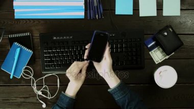 Adam benim telefonumda müziğin sesini açtım, kulaklık takılı ve klavyede yazmaya başladı.