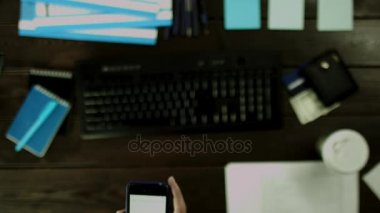 Adam telefonunu kullanır ve bir şey satın almak.