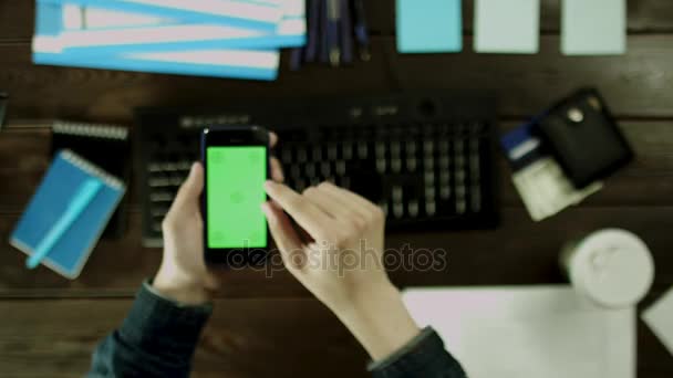L'uomo usa il suo telefono . — Video Stock