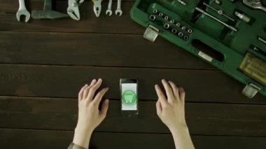 Bir adam oturur bir masa onun yanında bir bavul araçları ve internette bir şey satın almak