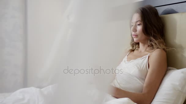 Giovane donna meravigliosa utilizzando tablet pc sdraiato a letto — Video Stock