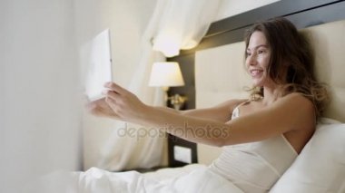 Güzel kadın kendini onun dijital tablet PC'yi kullanma onun arkadaşı gösterilen