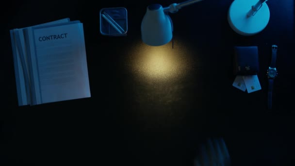 Un homme écrit stikers le mot le faire .