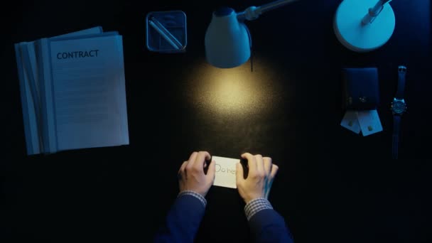 Un homme écrit stikers le mot fait .