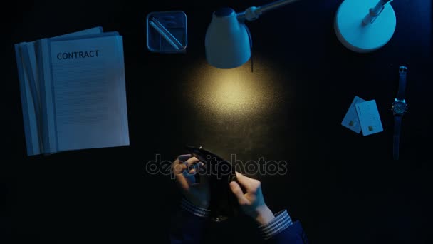 Un homme sort de son portefeuille sa carte bancaire .