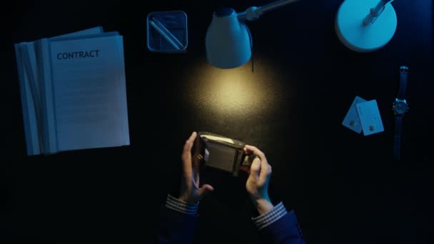 Un homme sort de son portefeuille son argent .