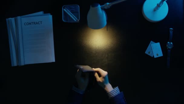 Un homme sort de son portefeuille mais il n'y a rien .