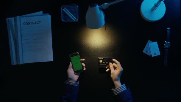 Чоловік використовує телефон та інформацію з банківської картки . — стокове відео