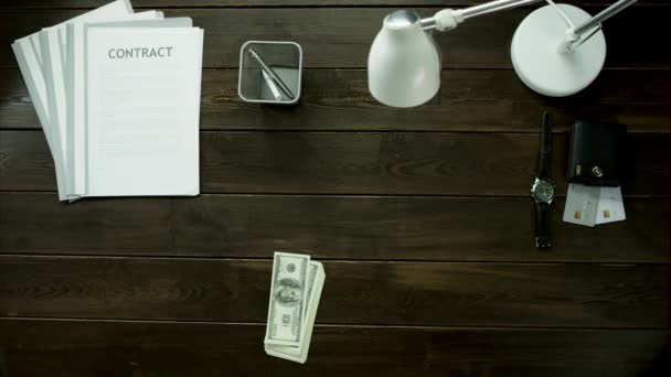 Ofis masaları ve Kont para bir adam oturuyor. — Stok video