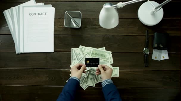 Topo view.Money é coletado em um montão na mesa de escritório e um homem fazer foto em cima de . — Vídeo de Stock