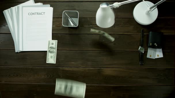 Un hombre se sienta en la mesa de la oficina, y cuenta el dinero . — Vídeo de stock