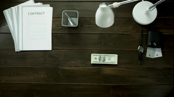 Ofis masaları ve Kont para bir adam oturuyor. — Stok video