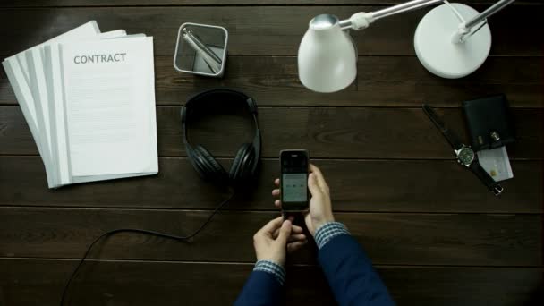 Um homem começa a ouvir música em fones de ouvido . — Vídeo de Stock