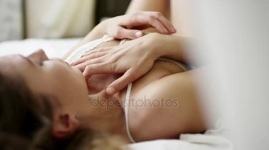 Yatağa poz ve onun bacakları ve bel altı vuruş seksi kadın