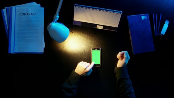 Ein Mann sitzt an einem Schreibtisch im Büro und telefoniert. — Stockvideo