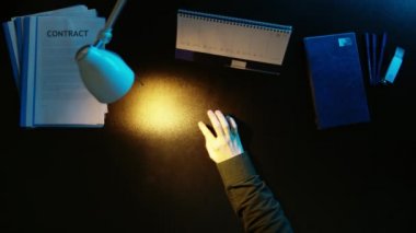 Bir adam bir ofis masa başında oturan ve bir telefon kullanma.