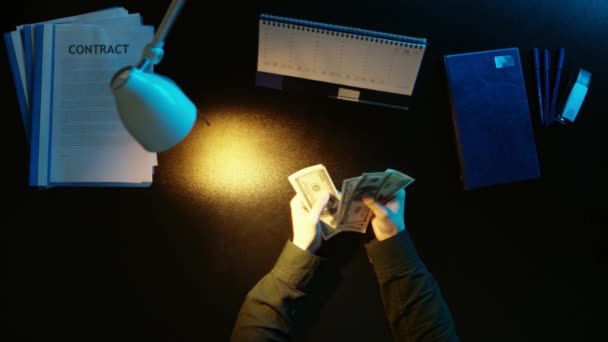 Ein Mann sitzt an einem Schreibtisch im Büro und telefoniert. — Stockvideo