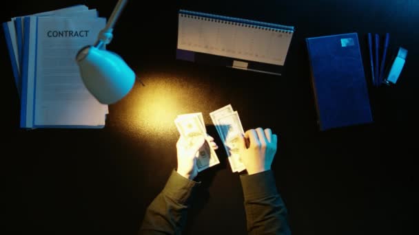 Ein Mann sitzt an einem Schreibtisch im Büro und telefoniert. — Stockvideo