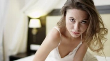 İhale kadın seksi pozlar yatağa gösterilen