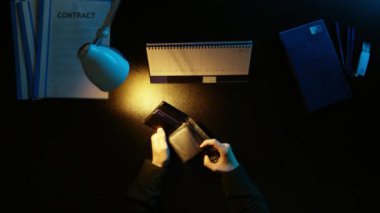 Bir adam bir ofis masa başında oturan ve bir telefon kullanma.