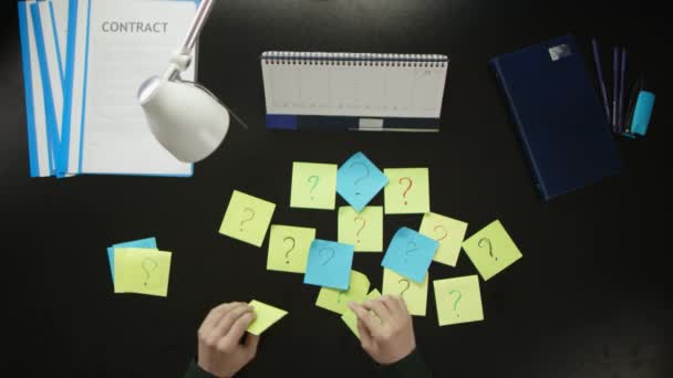 Ein Mann sitzt an einem Schreibtisch im Büro und telefoniert. — Stockvideo