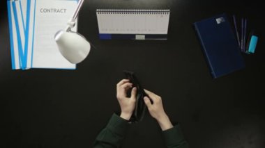 Bir adam bir ofis masa başında oturan ve bir telefon kullanma.