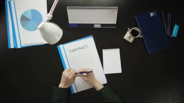 Un uomo è seduto alla scrivania di un ufficio e utilizza un telefono . — Video Stock