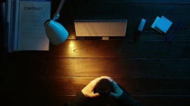 Bir adam bir ofis masa başında oturan ve bir telefon kullanma.